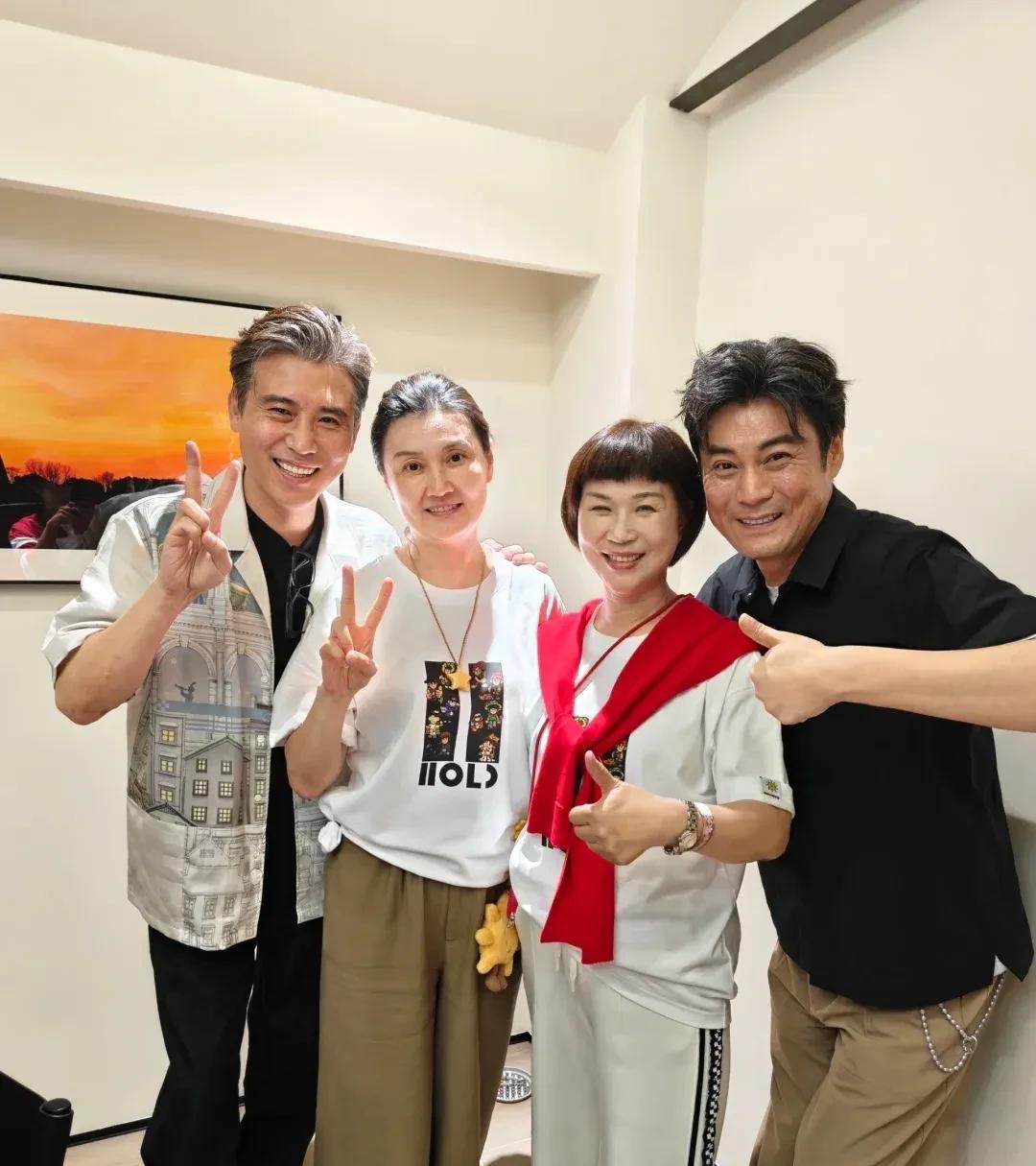 这张照片看起来像是乃文老师和唐旭老师在追星！！！很激动的样子