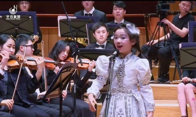 董璇女儿小酒窝参加明日之星声乐表演，台风稳健气场十足天生表演者，她的偶像是白鹿！