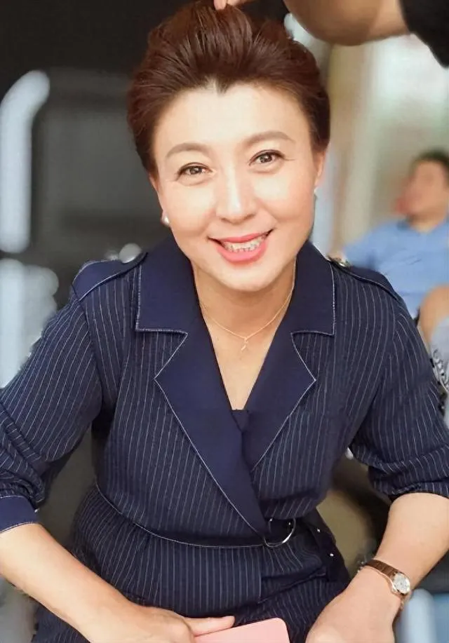 闫学晶一个民间的二人转演员通过自己的不断努力，摇身一变拥有了海军大校军衔，享受正