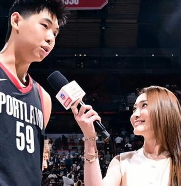 中国男篮球员崔永熙仍在寻找打NBA的机会。据篮网记者Brian Lewis透露，