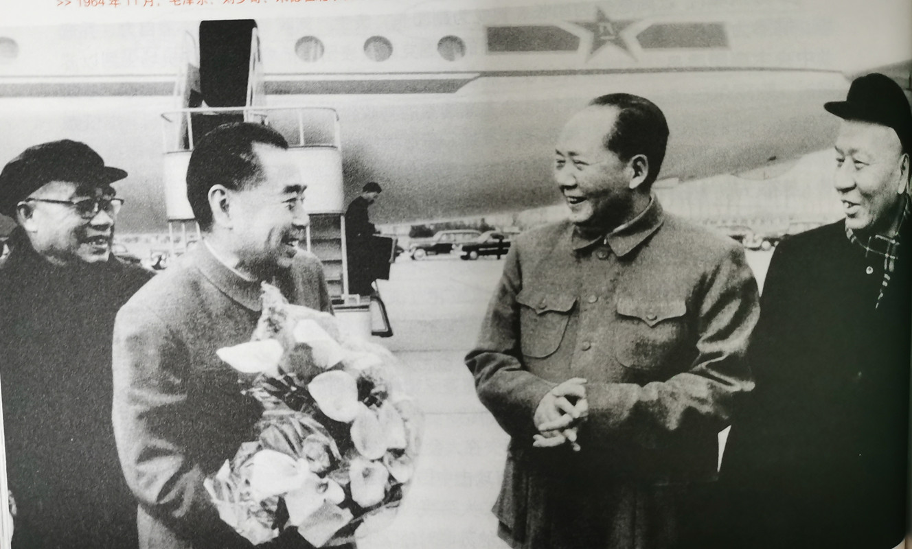 这是一张非常常见的照片，四位伟人笑得非常有亲和力，仿佛就像我们的亲人一样。照片的