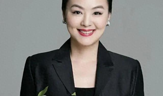 主持人孙小梅现状：59岁发福认不出，气质优雅，和海归丈夫很恩爱