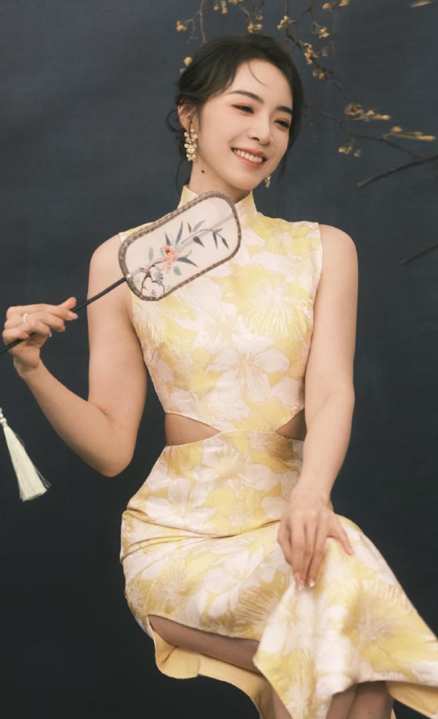 余霜的国风旗袍妆造，鹅黄色彩古风悠悠