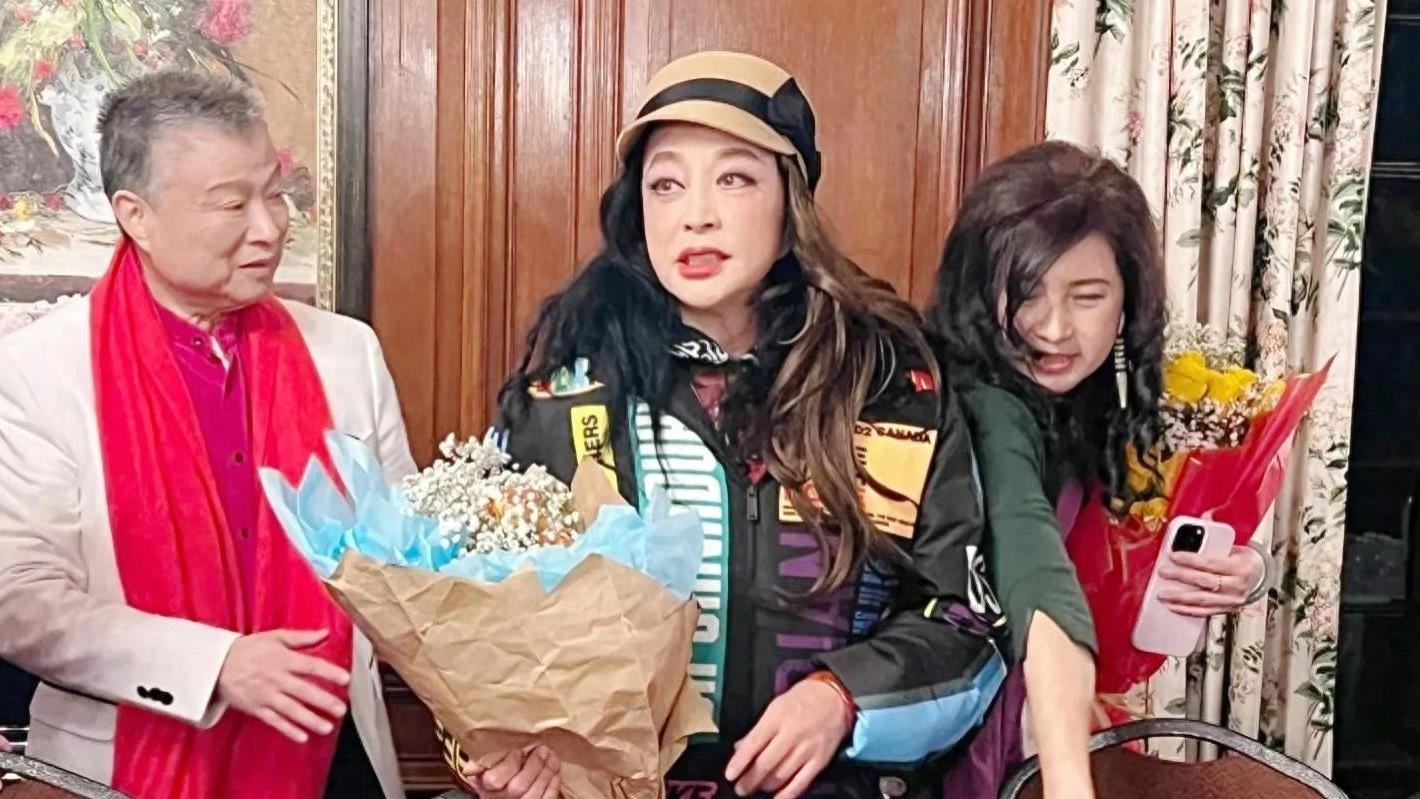 刘晓庆美国庆38，一个字拍出七千美元，签名书被一抢而空！