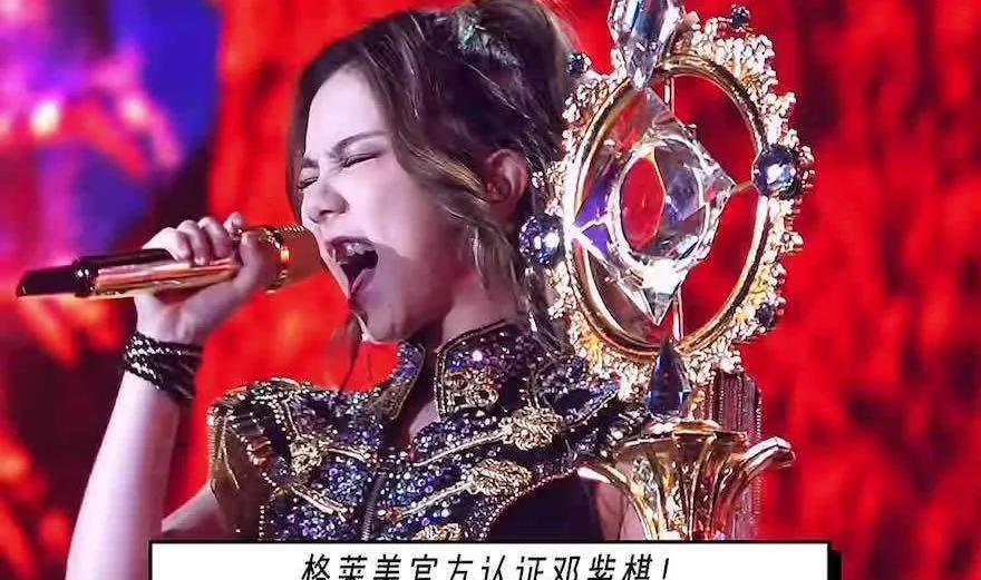 当演唱会现场变成传递温暖与力量的精神场域，当不同领域的成就持续刷新大众认知，这位