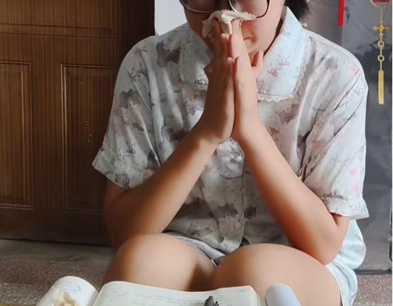 山东，一男子打电话被工地老板大声呵斥，等他结束通话返回时发现，闺女豆大的泪水一滴