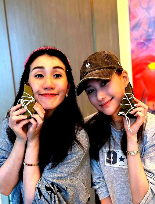 窦骁估计想离婚的心都有了！

端午节何超莲晒了段豪门姐妹包粽子的视频，好家伙这回