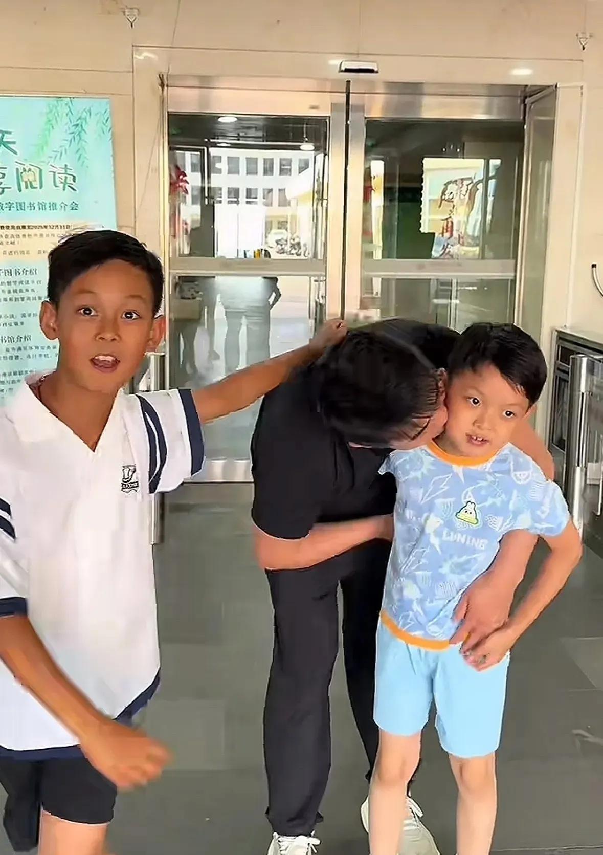 王皓回国了，儿子们想他，直接找到体育局。



结束了一天的忙碌，王皓依然留在单