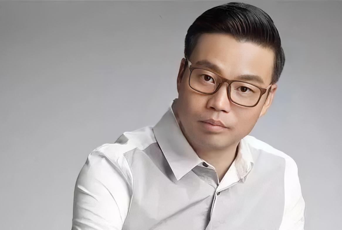 这一次，王迅不是演喜剧，而是化身最刚维权代言人。他手持环卫工人满是黑泥的双手照片