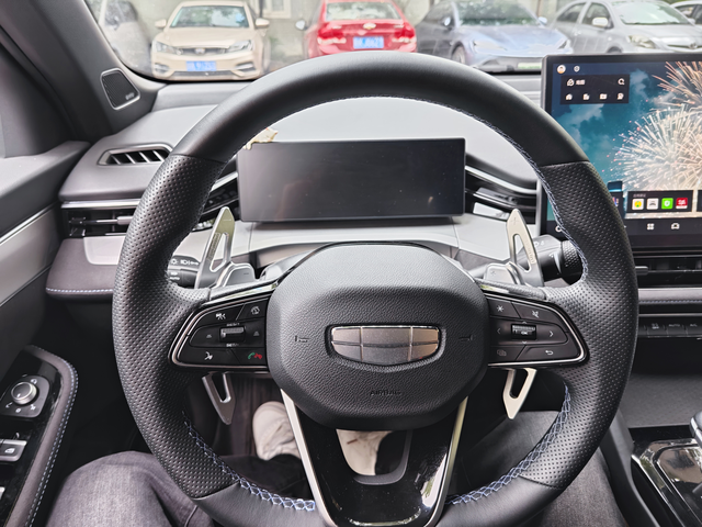 变道稳如老狗
今天跑了160多，前面车不打转向灯变道，为了躲他，我轻点了一脚刹车