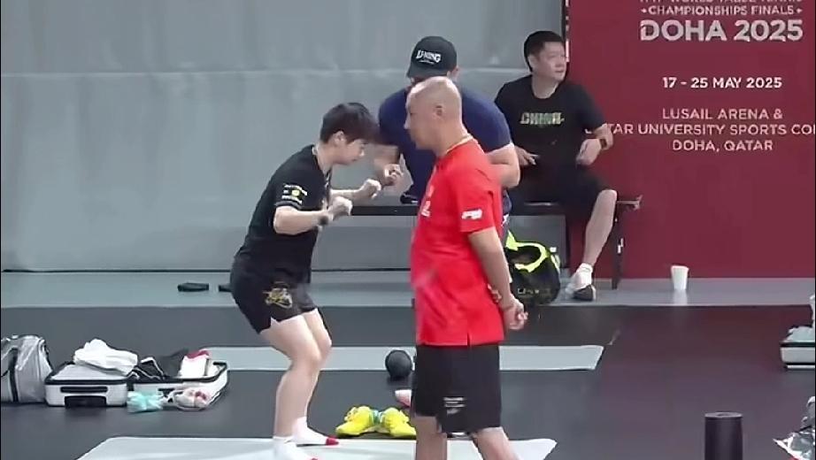 我有个疑问。
看网上很多孙颖莎训练的视频，她的周围总是有很多人在为她服务，比如专