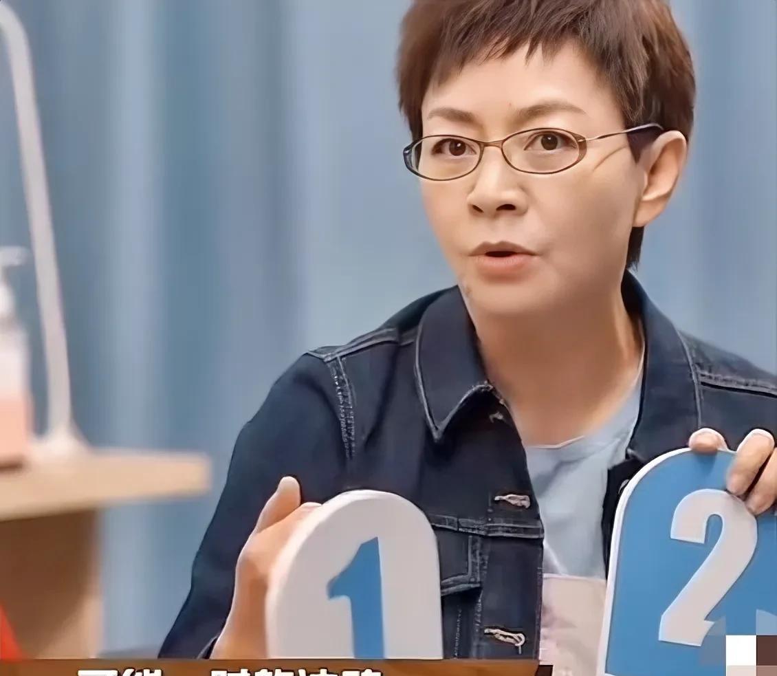 喜剧演员宋丹丹说：“我年轻的时候，发现我闺蜜的男朋友和别的女孩在一起，我一时冲动