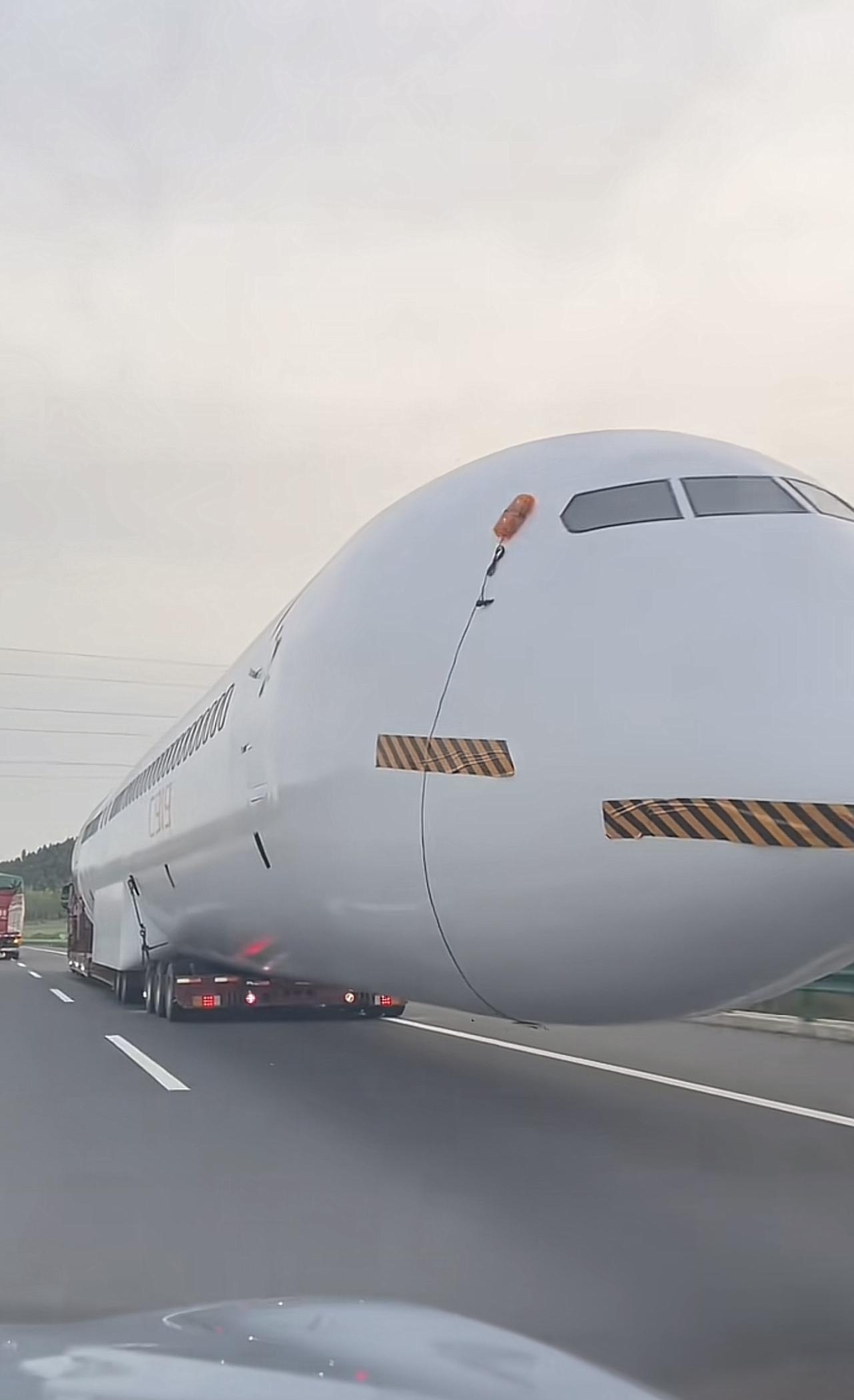 网友路上偶遇 C919大飞机