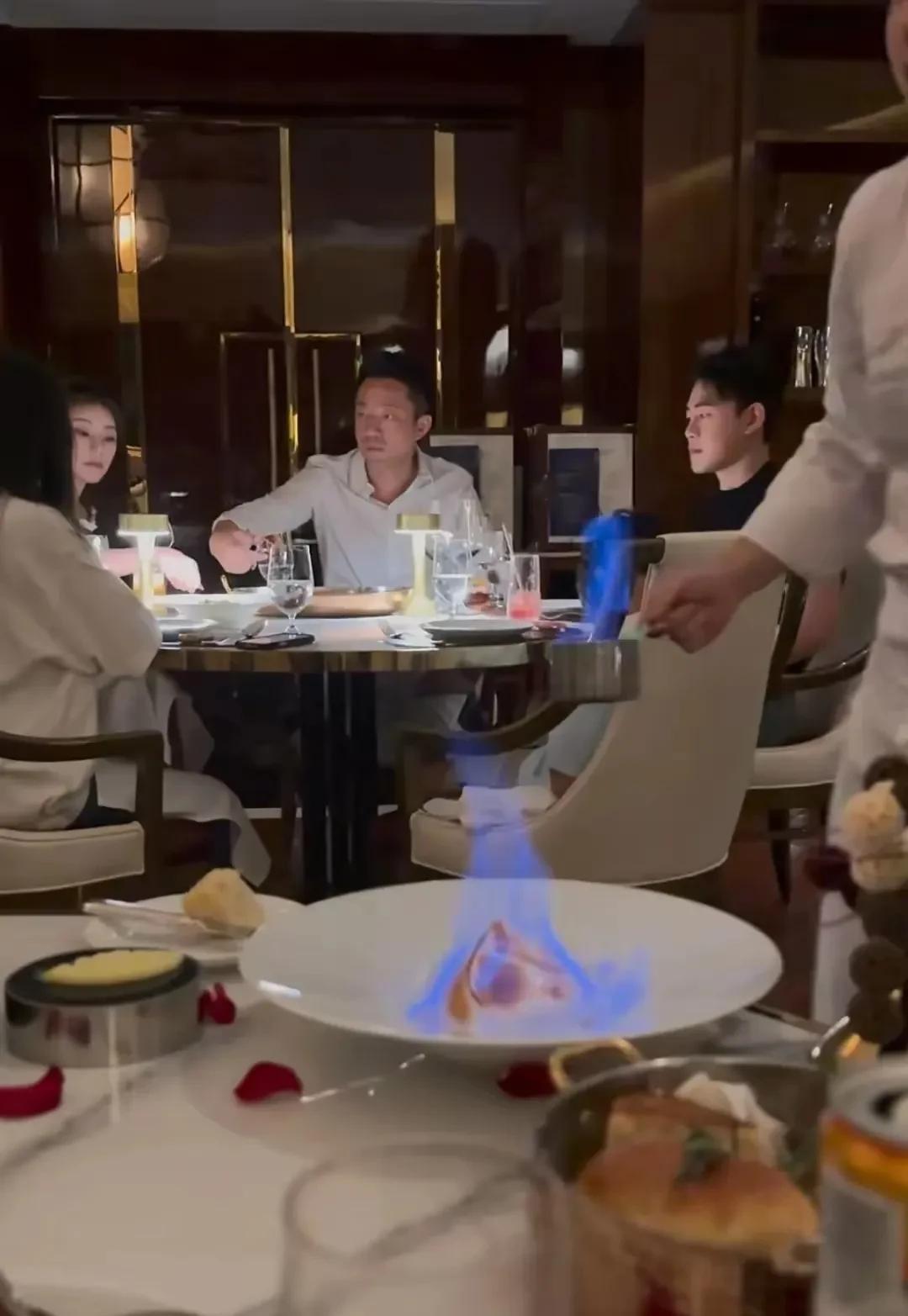 汪小菲太壕了，带马筱梅玥儿姐弟男保姆在王府井吃牛排，一顿牛排就花了五千块。
第一