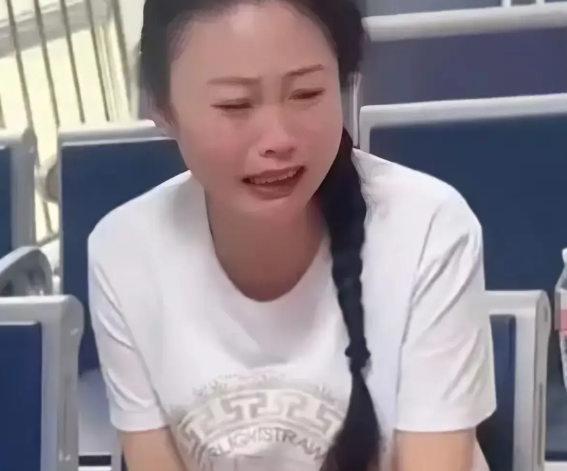 到底是草帽姐傻，还是导演疯，或是李玉刚放任？

草帽姐今天在网上哭闹，好似又在耍
