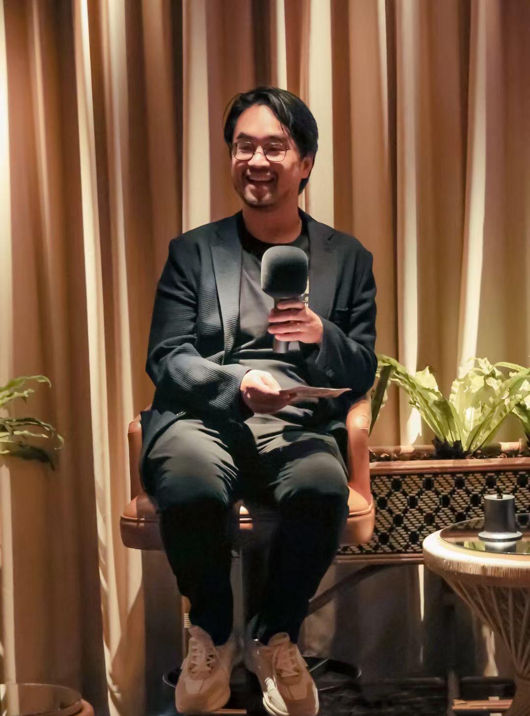 郑裕彤老爷子走了还没十年，香港四大家族之一的郑氏家族就沦落到这个地步了。只能说有