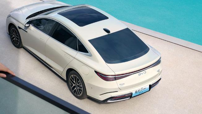 比亚迪再次降价！近5米轿跑只要8万多，5代超级混动，高颜值