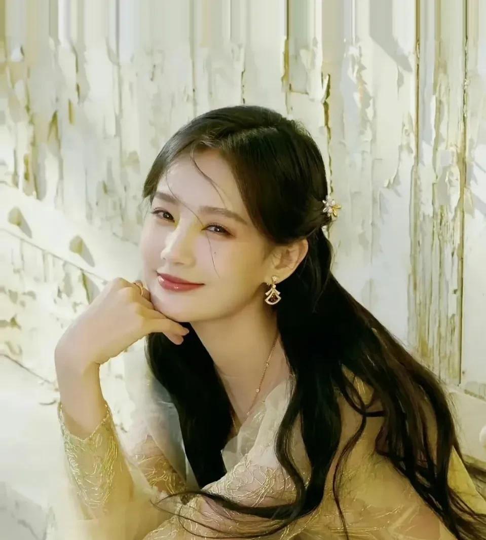 李一桐温婉古典风，金丝绣衣，韵味十足！倾国倾城太美了。笑容甜美，太迷人了。