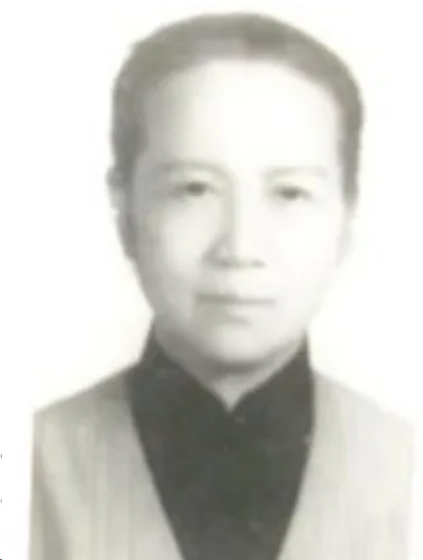 1951年，一名漂亮的女子带着奄奄一息的儿子在街头乞讨，路人装作看不见，情急之下