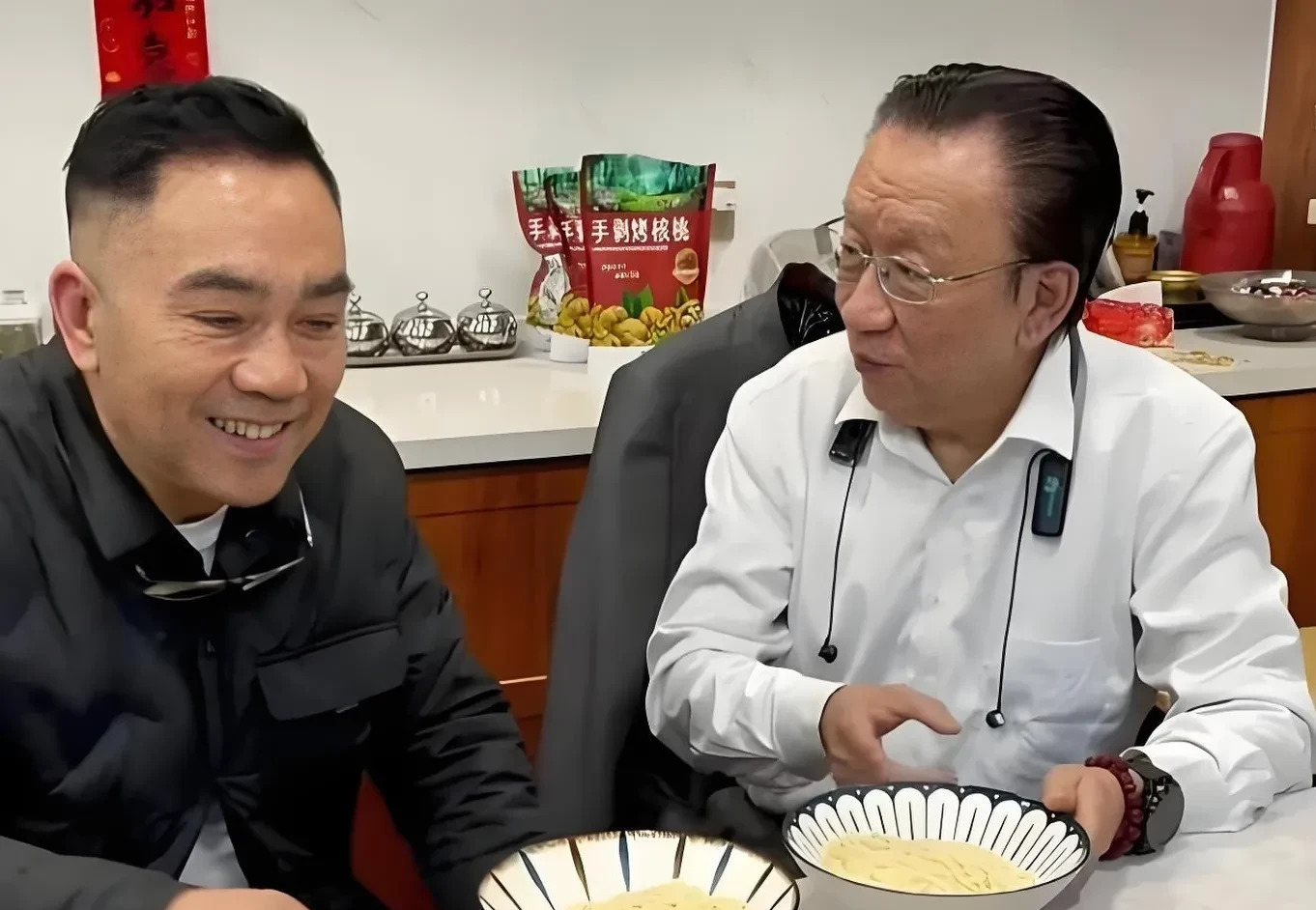 侯耀华让杨议为侯耀文扫墓











这事儿太让人震惊了！杨议又是送鳎