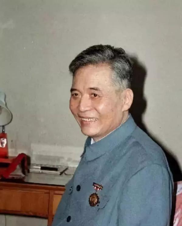 1986年7月，邓稼先在临终前提出想要再去看一眼天安门，可当他乘坐的轿车驰过天安