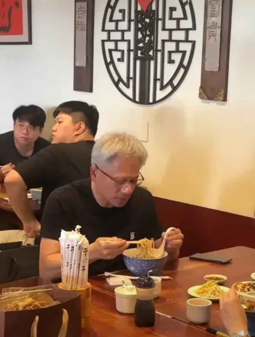 自从英伟达被美国政府制裁，不允许把高端AI芯片卖到中国，导致英伟达股票大跌，前景