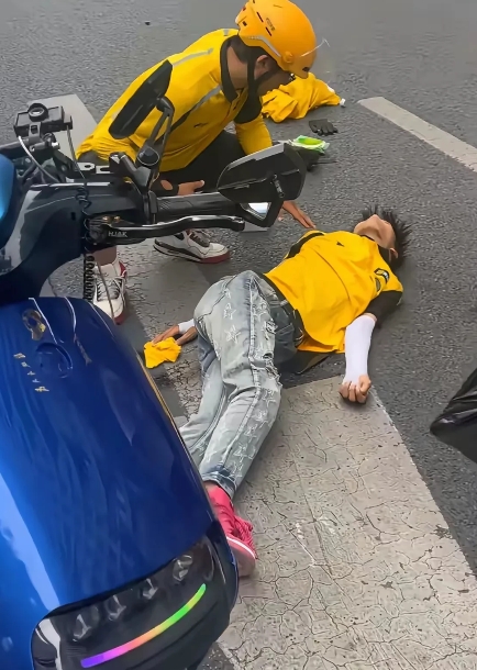 又有一名年轻的外卖员走了

四川自贡，19岁的外卖员送餐途中因路面湿滑不慎摔倒不
