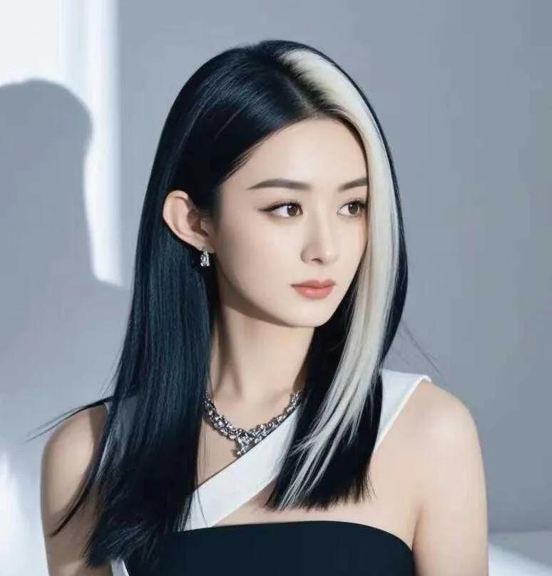 《赵丽颖：简约黑白装，诠释超凡脱俗气质》：在简洁的黑白配色中，赵丽颖散发着迷人魅