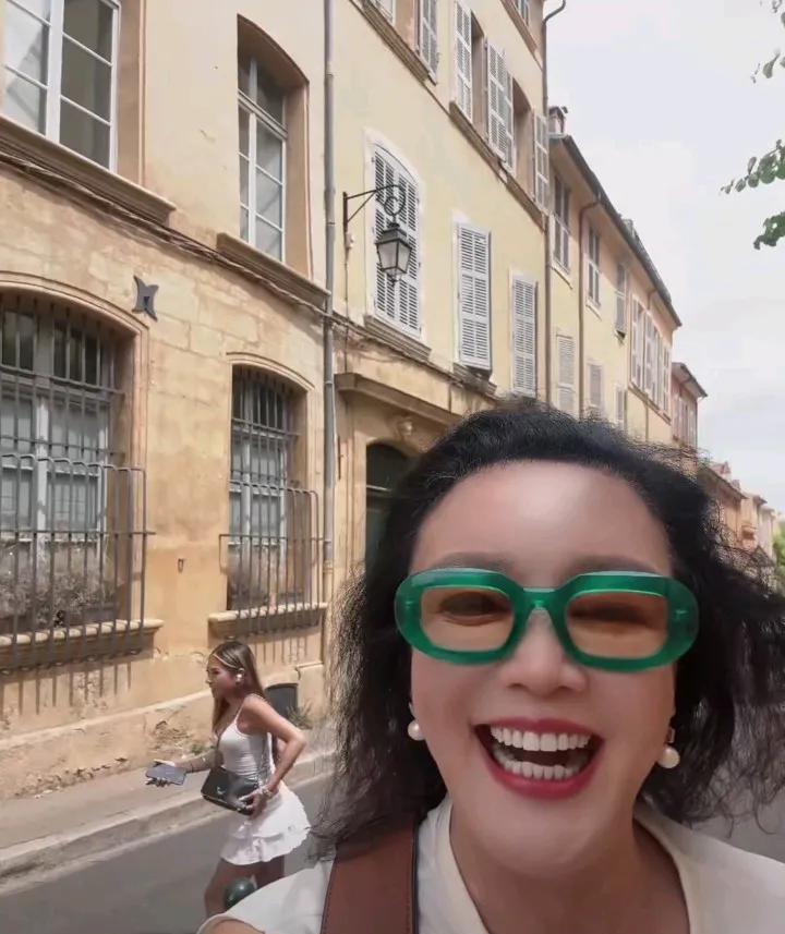 兰姐今天发的视频里，整个人状态也太好了吧！心态看着特别乐观，又美又有张力，尤其那