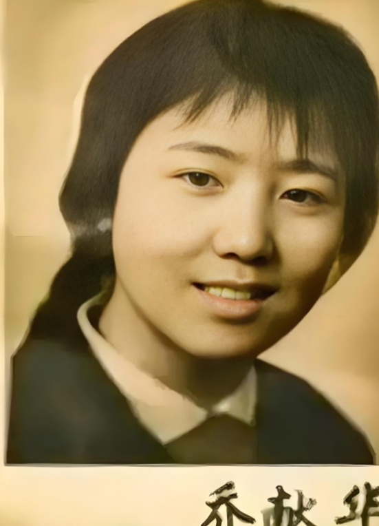 1972年，泥瓦匠张复生娶了城里的女知青，晚上睡觉他发现妻子的腰变粗了。他以为妻