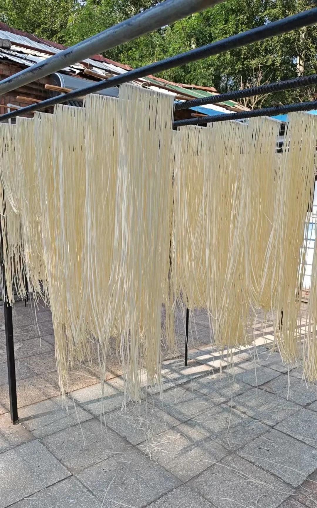 自己看着压面条，吃着放心。
成品出炉，正在晾晒中。
材料：精面粉，鲜鸡蛋，食盐，