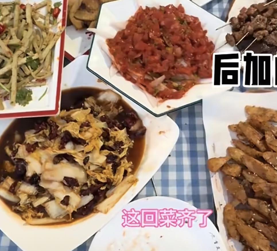 一顿饭竟然相差在59块，延安这一家餐馆把阴阳菜单玩的太溜了！
有网友爆料说是延安