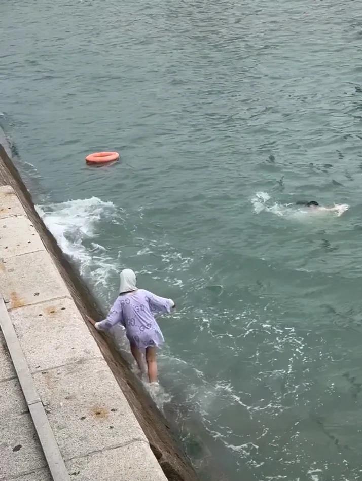 这才是我们的榜样
英雄就生活在我们身边[点亮平安灯][点亮平安灯]
近日山东青岛