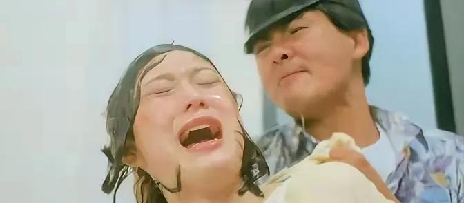 1987年，利智在拍摄时，被周润发一脚踹进玻璃渣里，后来在杀青宴上，周润发又悄悄