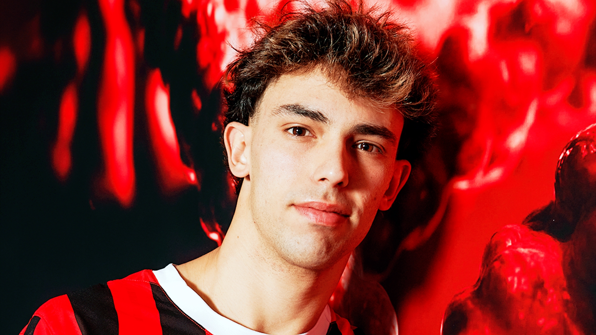 据媒体报道，米兰将500万欧元买断沃克，球员经验丰富，而且买断费性价比很高。
至