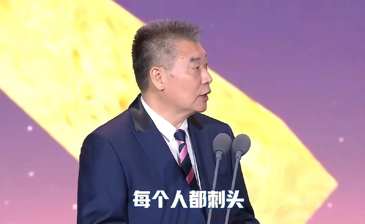 莎莎：李爷爷我们不是好朋友吗？还接我老底，也不给我留面子！
李爷爷：我在夸你呢！