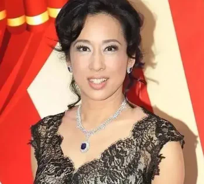朱玲玲和霍震霆分手，不是为了罗康瑞，而是因为一个北京姑娘