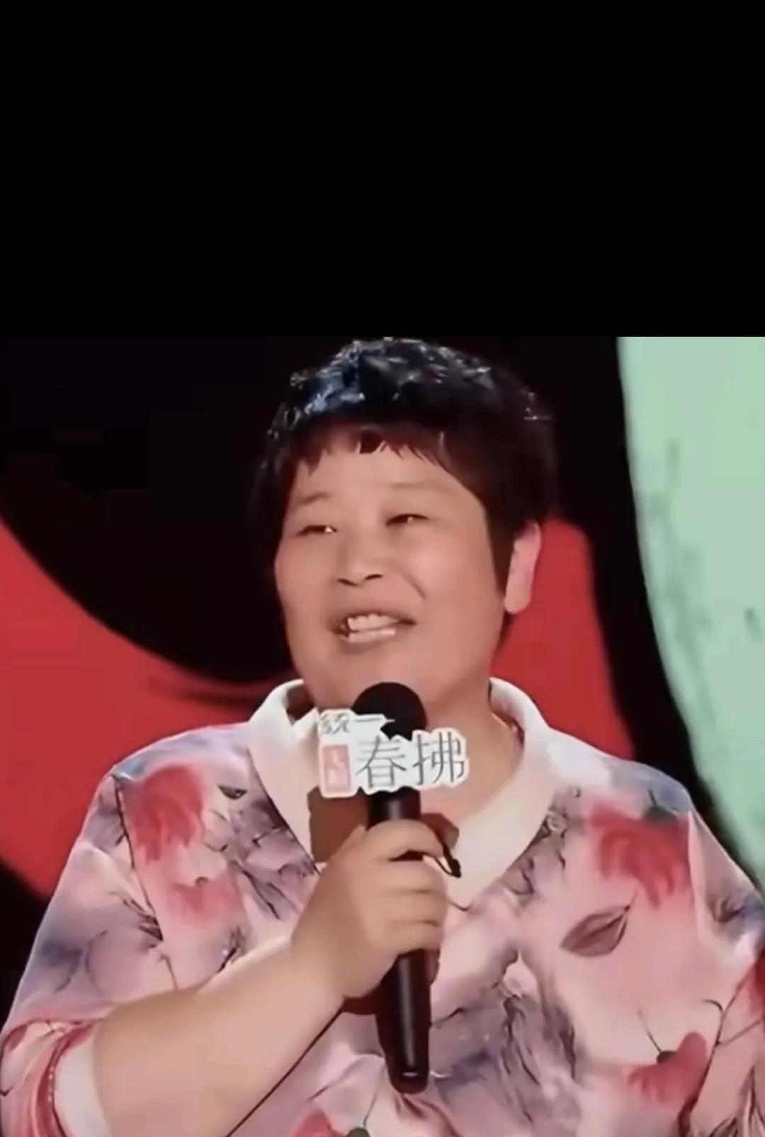 都市霸气妹子杨笠和乡村土气大妈房主任，脱口攻男，大谈女权，双向奔钱。
你问我，她