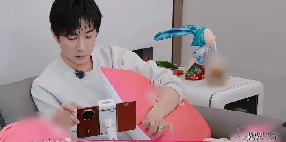 张维伊终于听劝了！
大金表没戴了，耳机一秒都没出现，更加不可思议的是中分大油头也