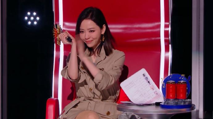 看杨润泽表演时，张靓颖那惊喜的表情太真实了，他这嗓音和外表的反差感，谁看了不惊讶