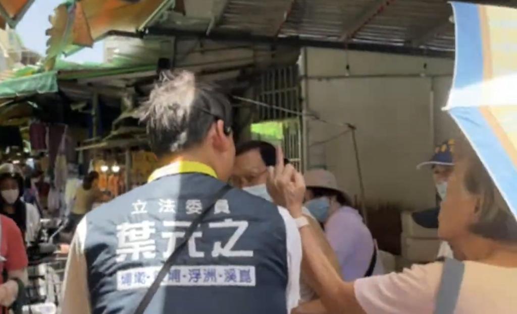 还不放过？叶元之扫街又遭怒妇推挤 再连比中指
全台726罢免投票落幕，国民党新北