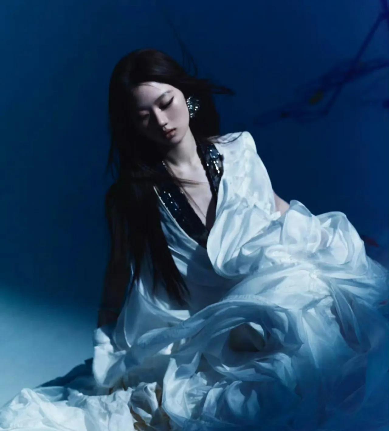 光影交织，白纱漫卷，单依纯以灵动之姿，赴浪漫之约
蓝红晕染，裙袂轻扬，单依纯用澄