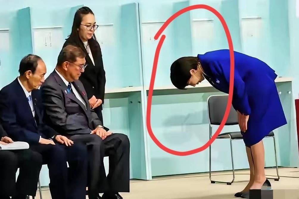 石破茂训话，日本尊卑有多强烈？
你没有看错，高市早苗面对日本首相石破茂，太尊敬了