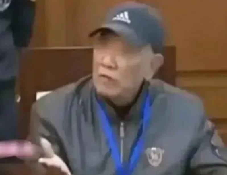 好心没好报！2024年，男子住在女同事家里10年，10年后女同事缺钱想要卖房，不