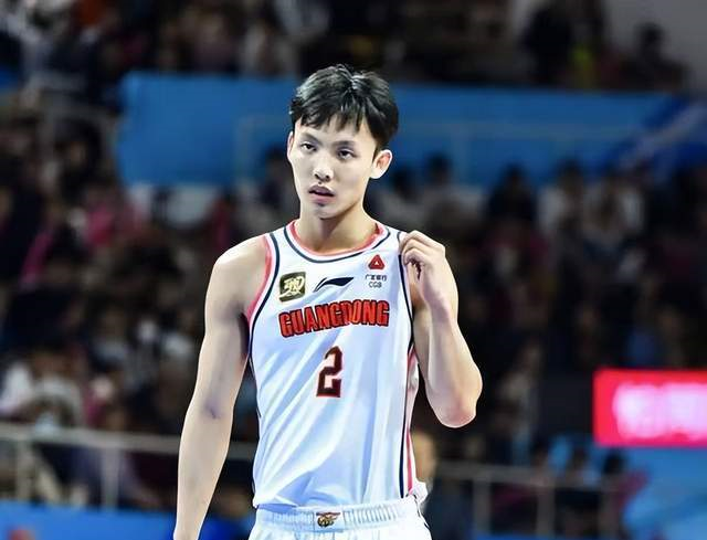 CBA季后赛12进8首战，广东102-98险胜上海！胡明轩31分6助攻carry