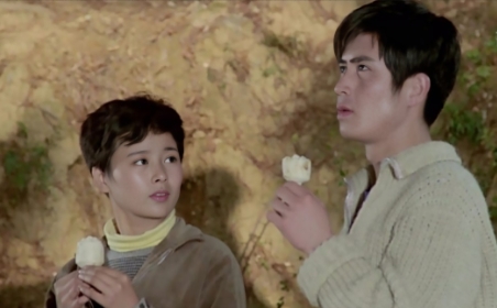 1980年，张瑜在拍摄《小街》时，因角色需要，剪了一头短发，结果却被人当成了流氓