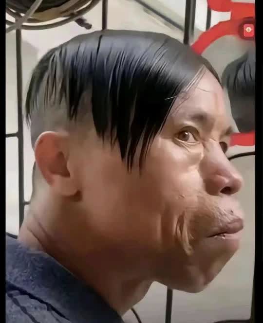 马克龙拟提交证据证明妻子是女性
岁数差那么大你都不在乎人家看法，是男是女怕啥呢