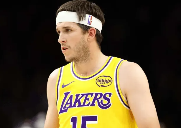 某记者在一档节目中谈到了湖人球员奥斯汀-里夫斯的合同前景。他表示，虽然自己并不认