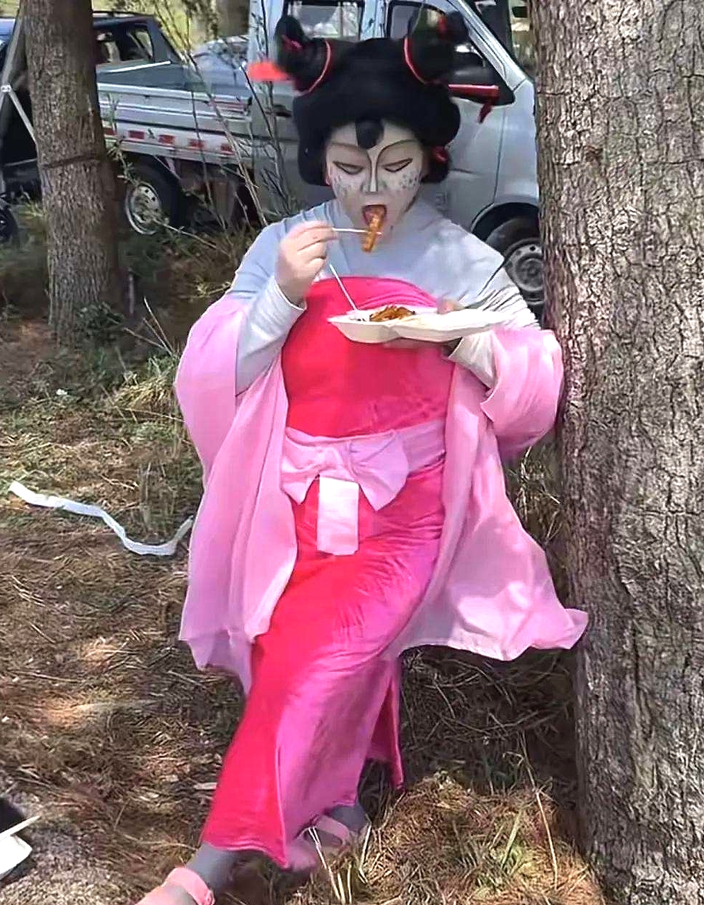 00后装扮石矶娘娘造型，被壮汉当街飞踹怒骂日本娘们滚出去