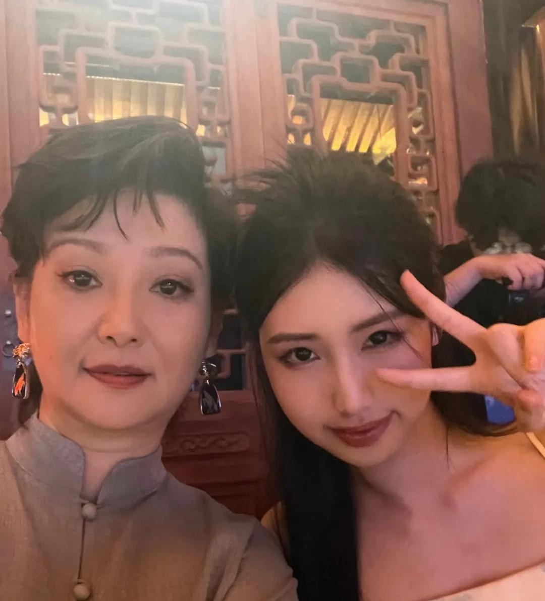 冯小刚和徐帆的养女徐朵高中毕业，长相越来越有妈妈徐帆的气质，被收养后过上幸福生活